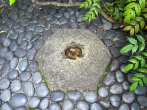 頂法寺（六角堂）の境内にあるへそ石