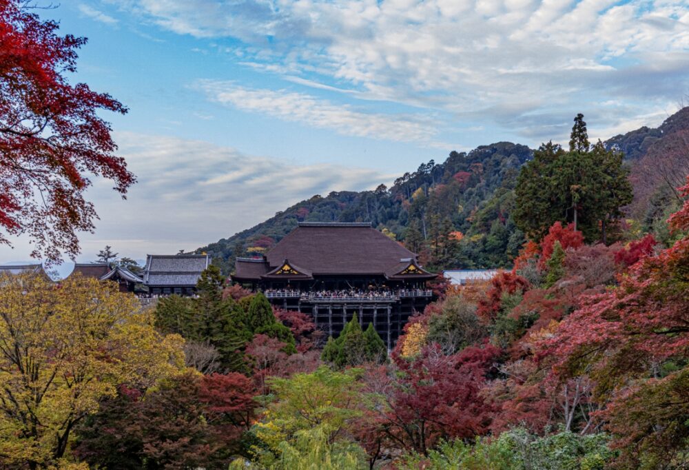 子安塔から見る正面の清水の舞