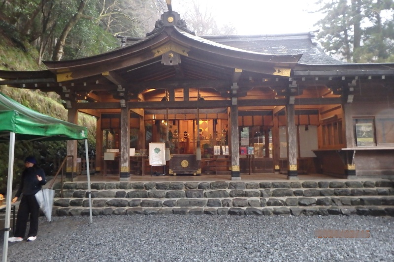 雨で少し霞んだ貴船神社の本殿
