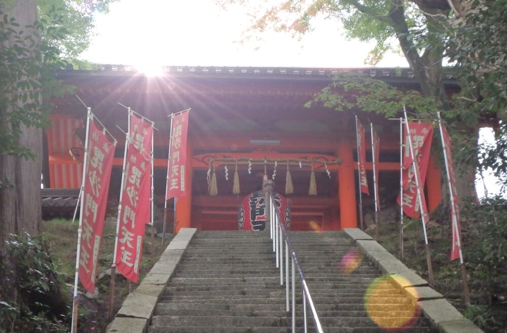 毘沙門堂の仁王門へ続く階段