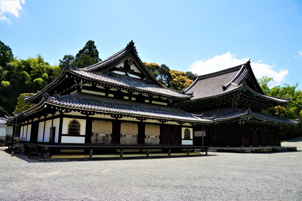 厳かに佇む泉涌寺の仏殿と舎利殿