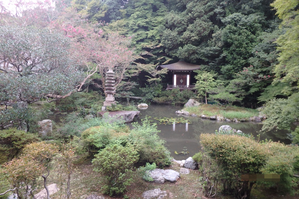 幽玄な雰囲気 毘沙門堂の晩翠園