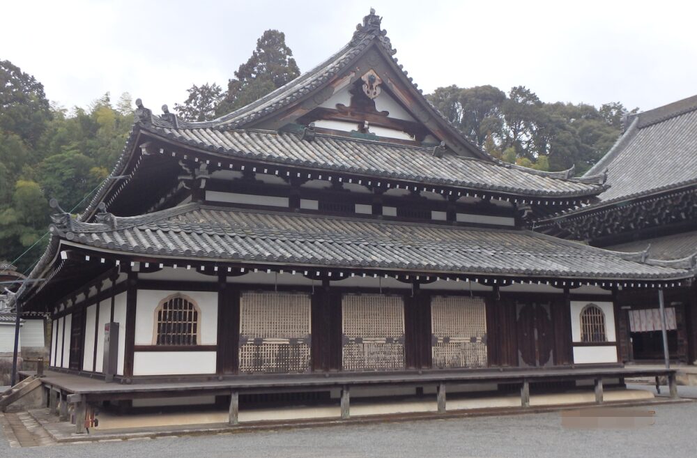 泉涌寺 仏殿の横に建つ舎利殿