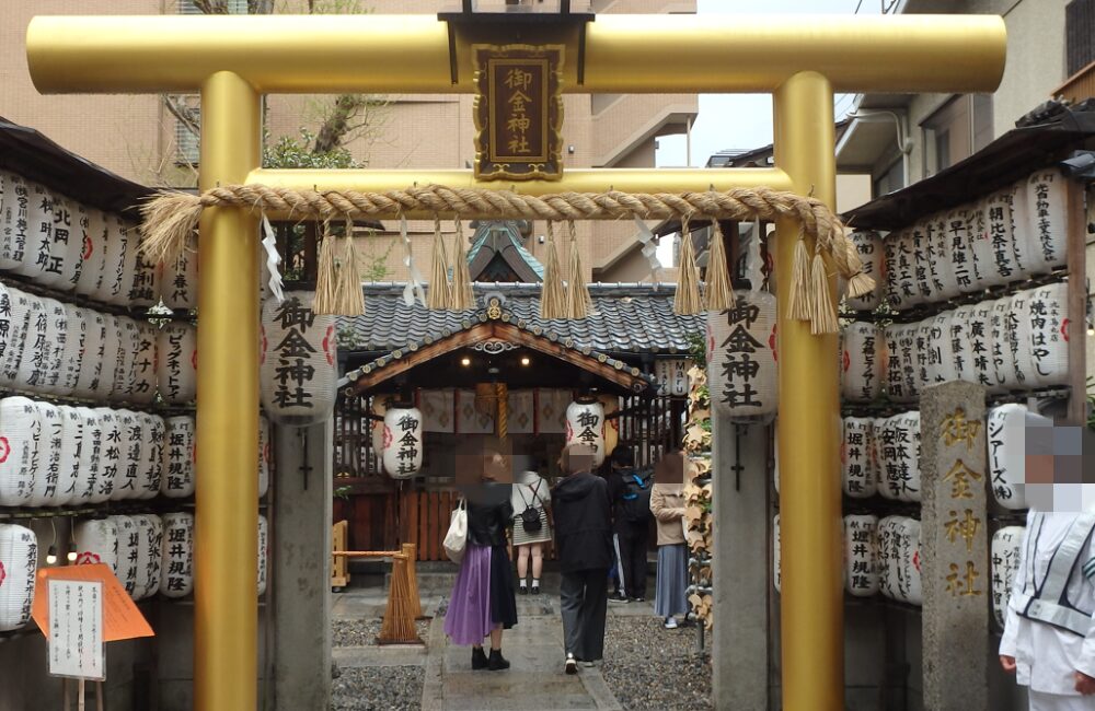 御金神社の象徴とも言える黄金鳥居