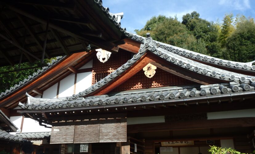 説法が行われる鈴虫寺の本堂