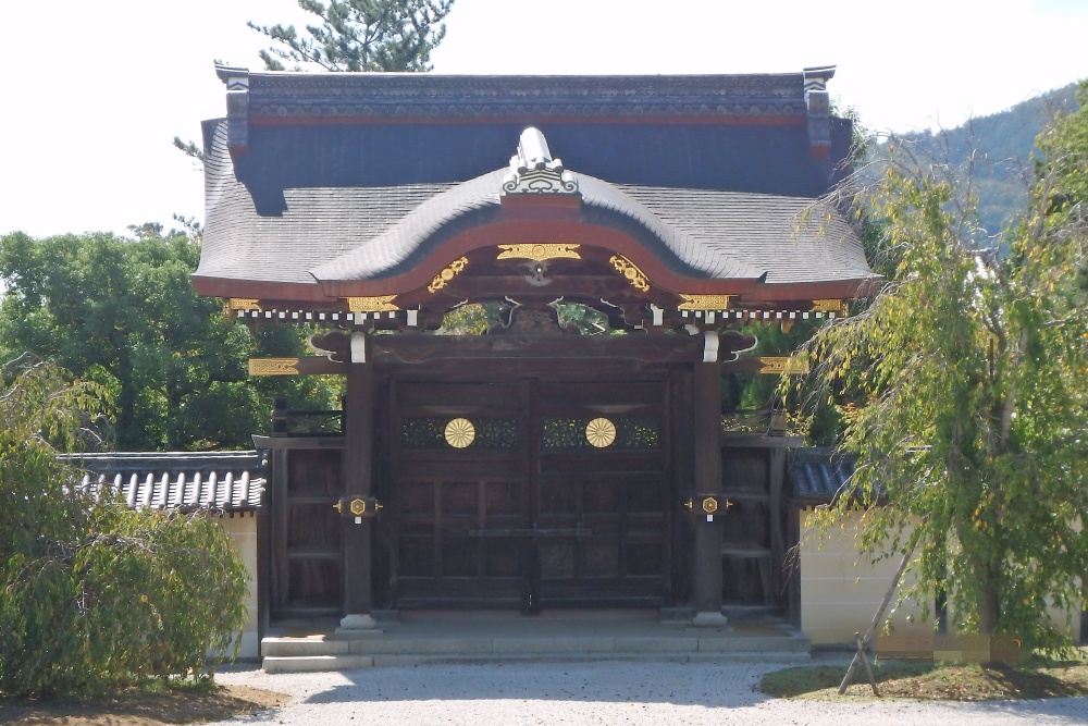 豪華な大覚寺の勅使門