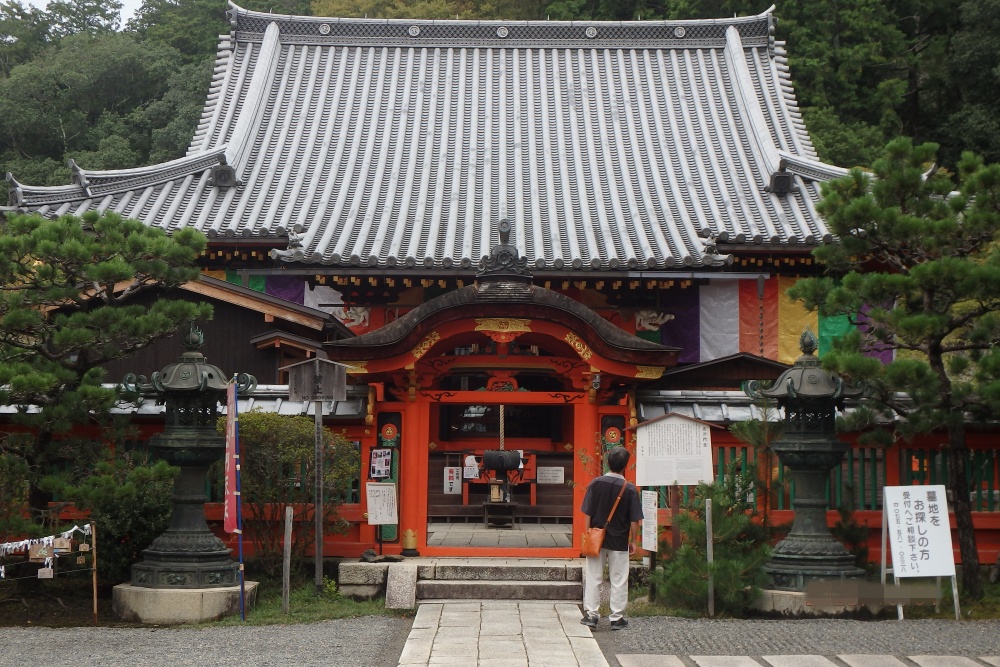 京都・山科の毘沙門堂本堂を正面から撮影した写真。