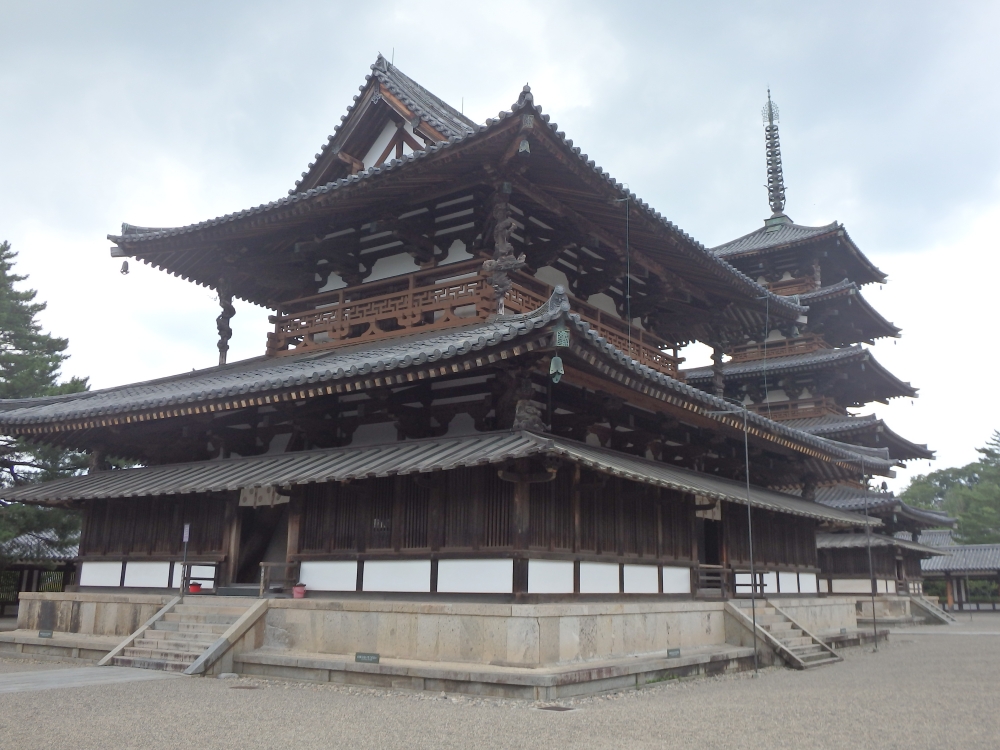 法隆寺の金堂と後方に聳える五重塔