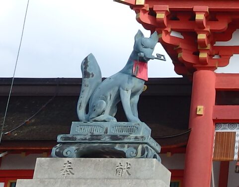 伏見稲荷大社　総門の前で鍵を咥える狛狐