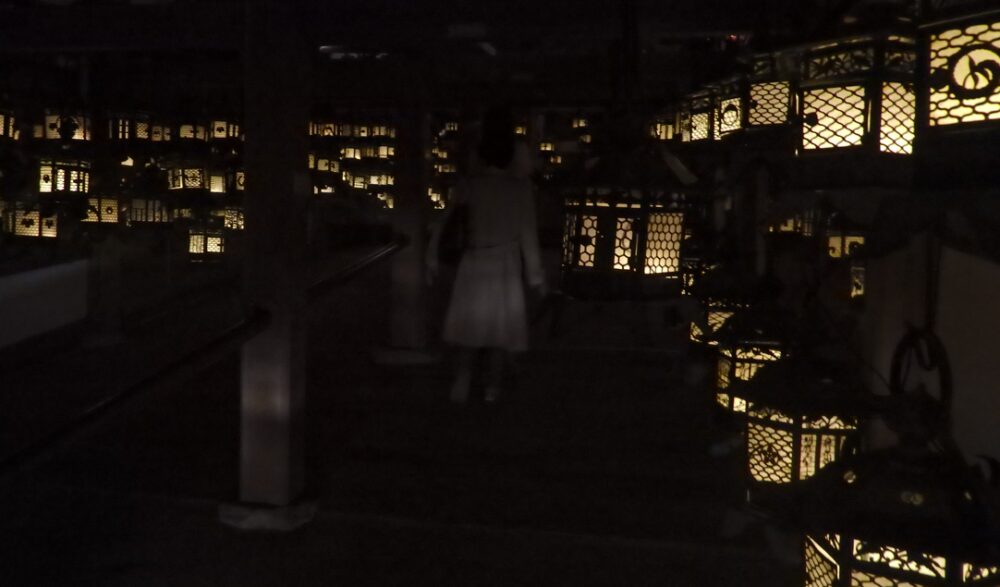 暗闇の藤浪之屋の内部で灯る灯籠