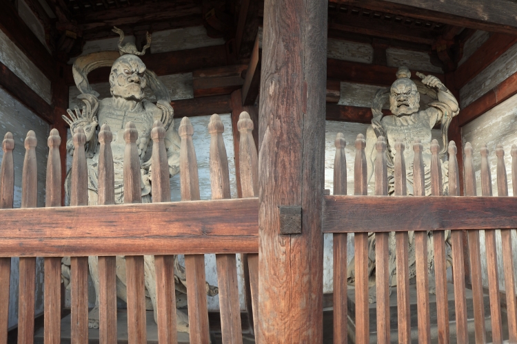 寺院を守護する仁和寺の阿吽の像