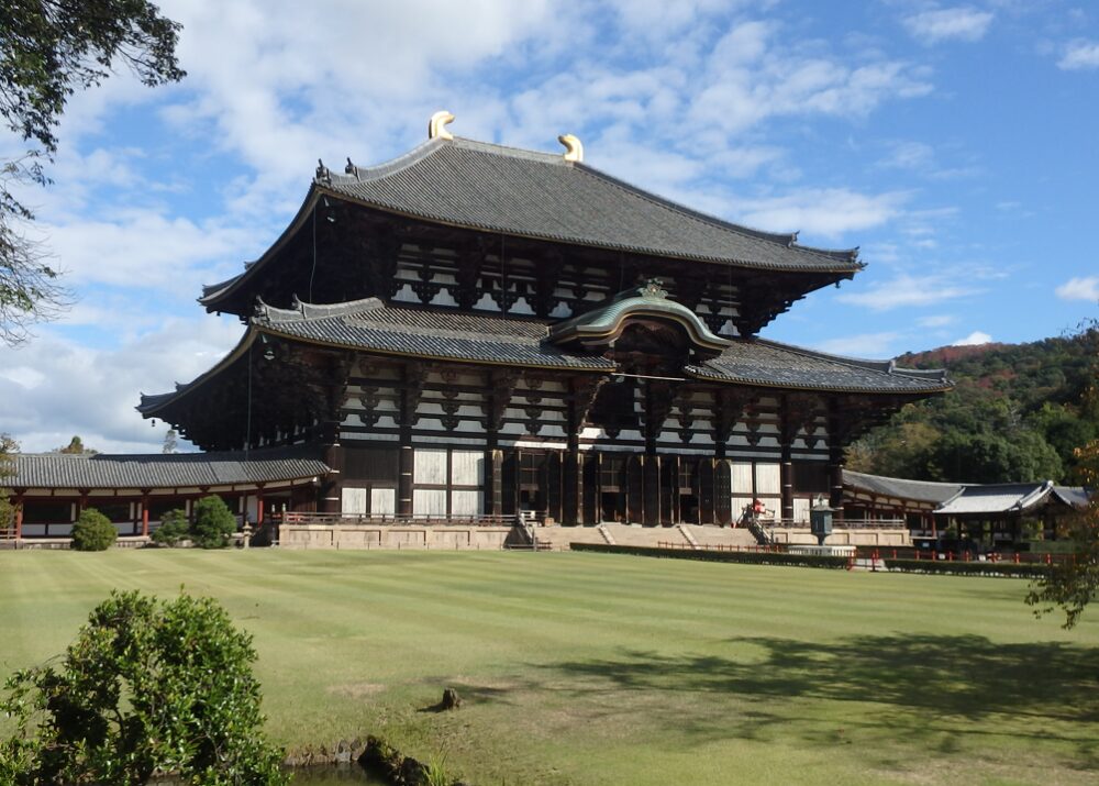 巨大という形容詞がふさわしい東大寺の大仏殿