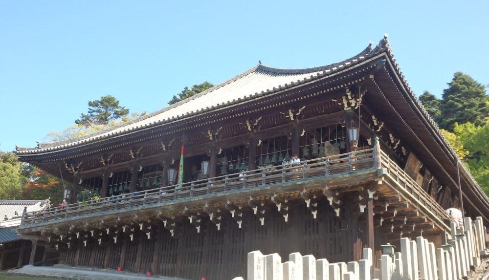 お水取りが行われる東大寺の二月堂