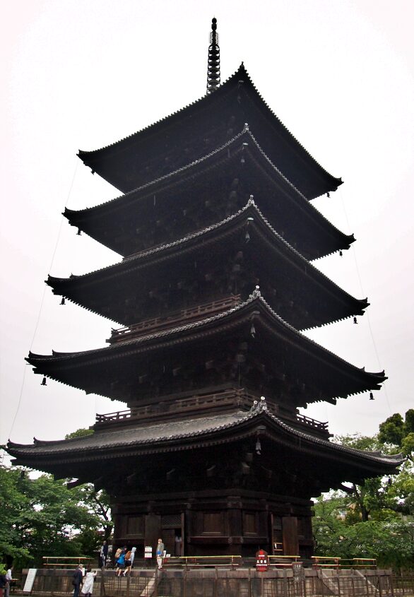 木造建築物としては日本一の高さを誇る東寺・五重塔