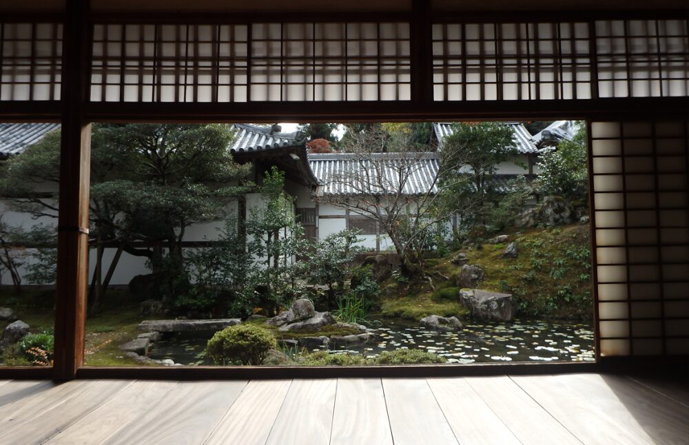 浄住寺のしっとりと落ち着いた雰囲気の方丈庭園