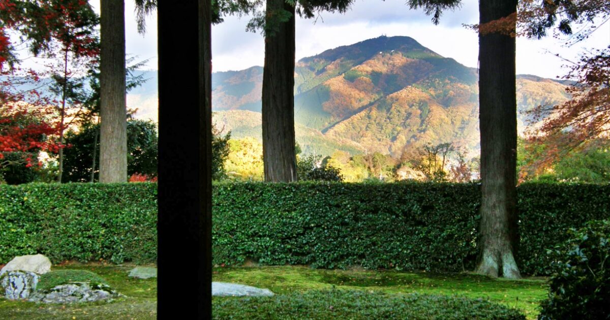 京都の圓通寺から望む庭園と比叡山の美しい借景