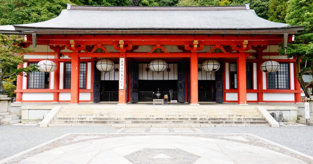 鞍馬寺の本殿金堂前に広がる六芒星模様の金剛床