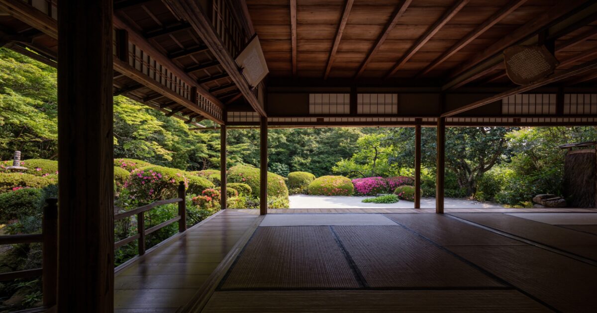 京都・一乗寺の詩仙堂の庭園と書院。ししおどしの音が響く枯山水庭園と、静寂に包まれた座敷の風景。