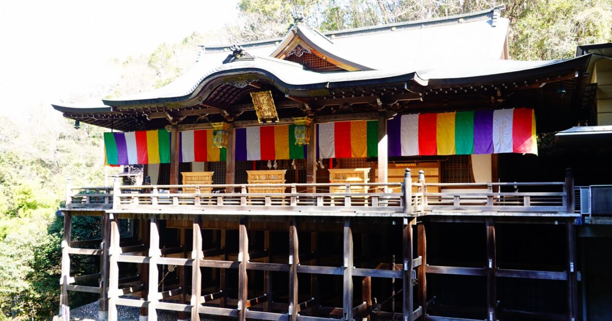 狸谷山不動院の舞台造りの本堂