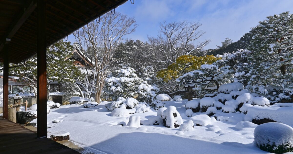 京都・岩倉にある妙満寺の雪の庭