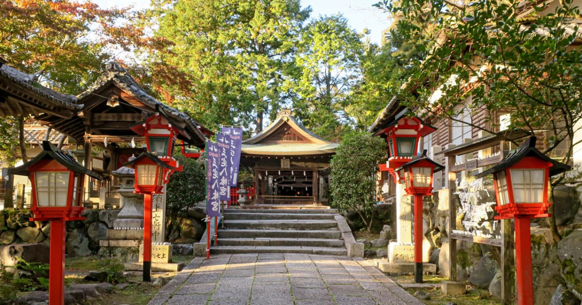 京都の三宅八幡宮の参道と拝殿、自然に囲まれた静かな境内の風景