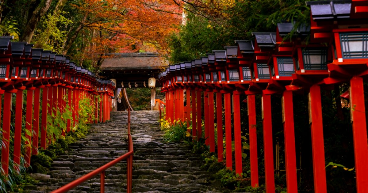 貴船神社の本宮へ続く灯籠の石段参道