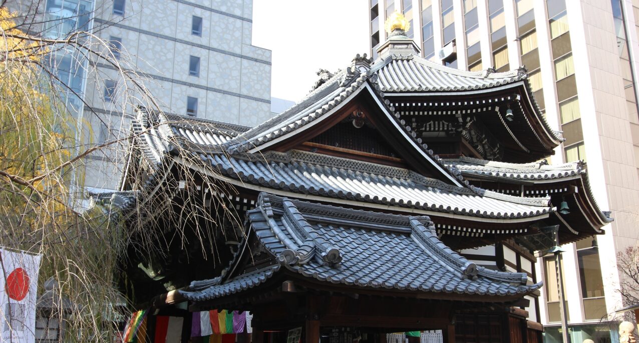 京都の中心に佇む頂法寺の本堂と六角堂