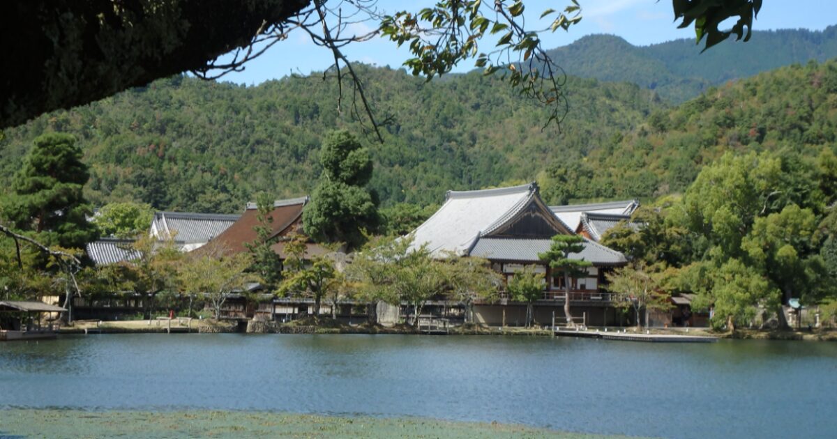京都・嵯峨野にある大覚寺本堂（手前）