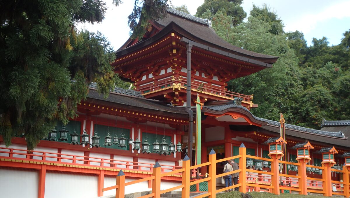 斜め左正面から撮影した春日大社の中門。朱色の鮮やかな建築美。