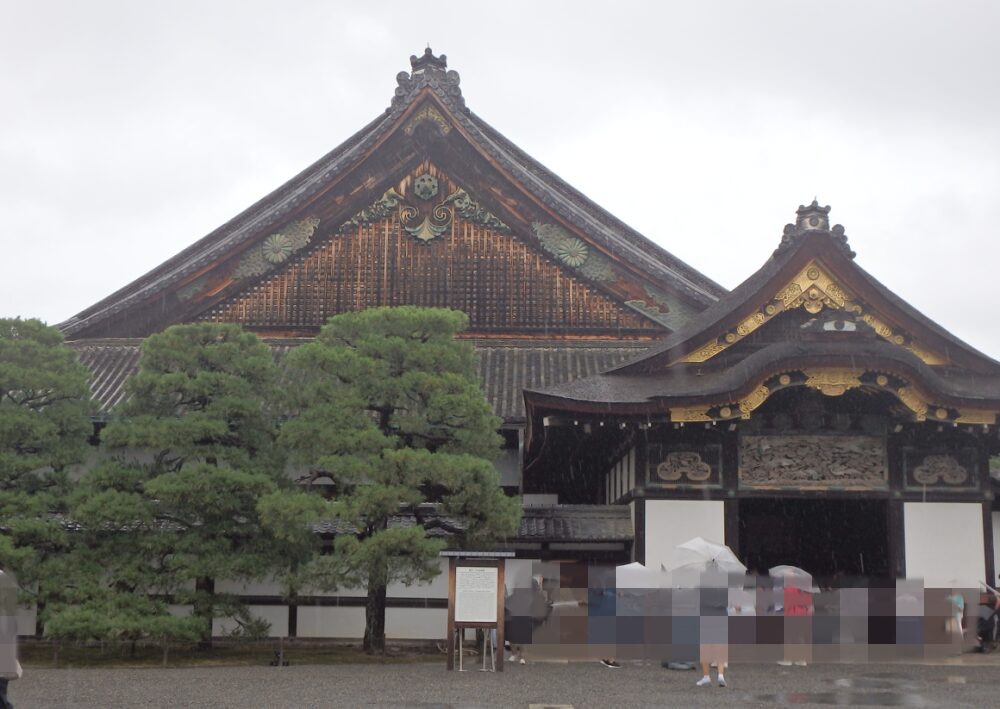 京都・二条城の雨の日の二の丸御殿を撮影した写真