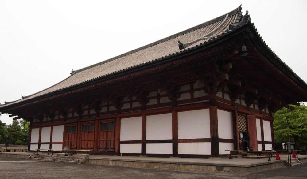 斜め右前から撮影した東寺講堂。空海が構想した立体曼荼羅の中心となる建物